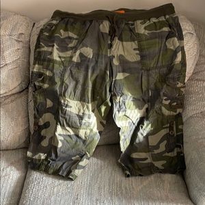 Camo Capri pants/shorts
